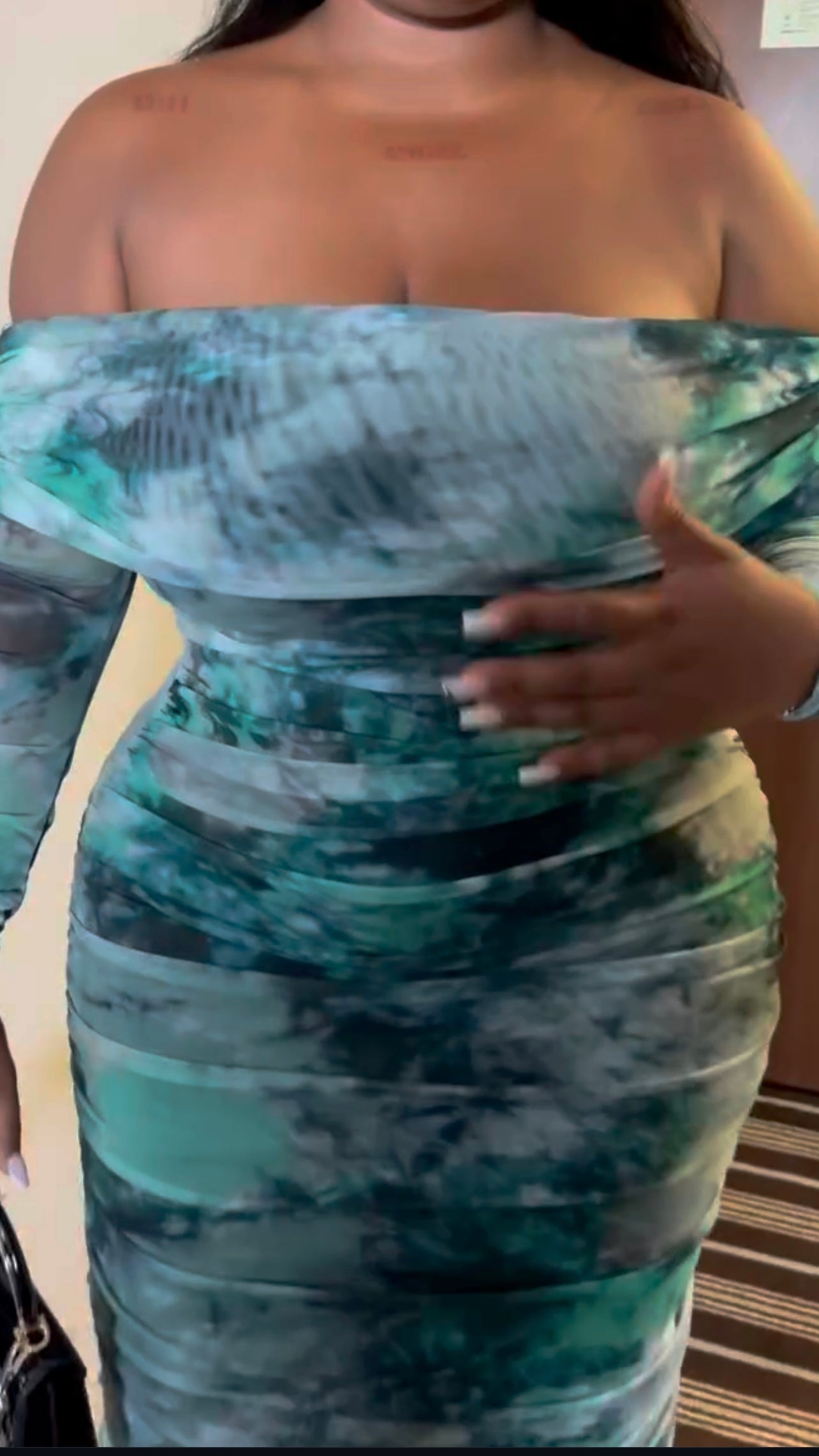 Vestido Longuete Ombro a Ombro – Estampa Verde Elegante