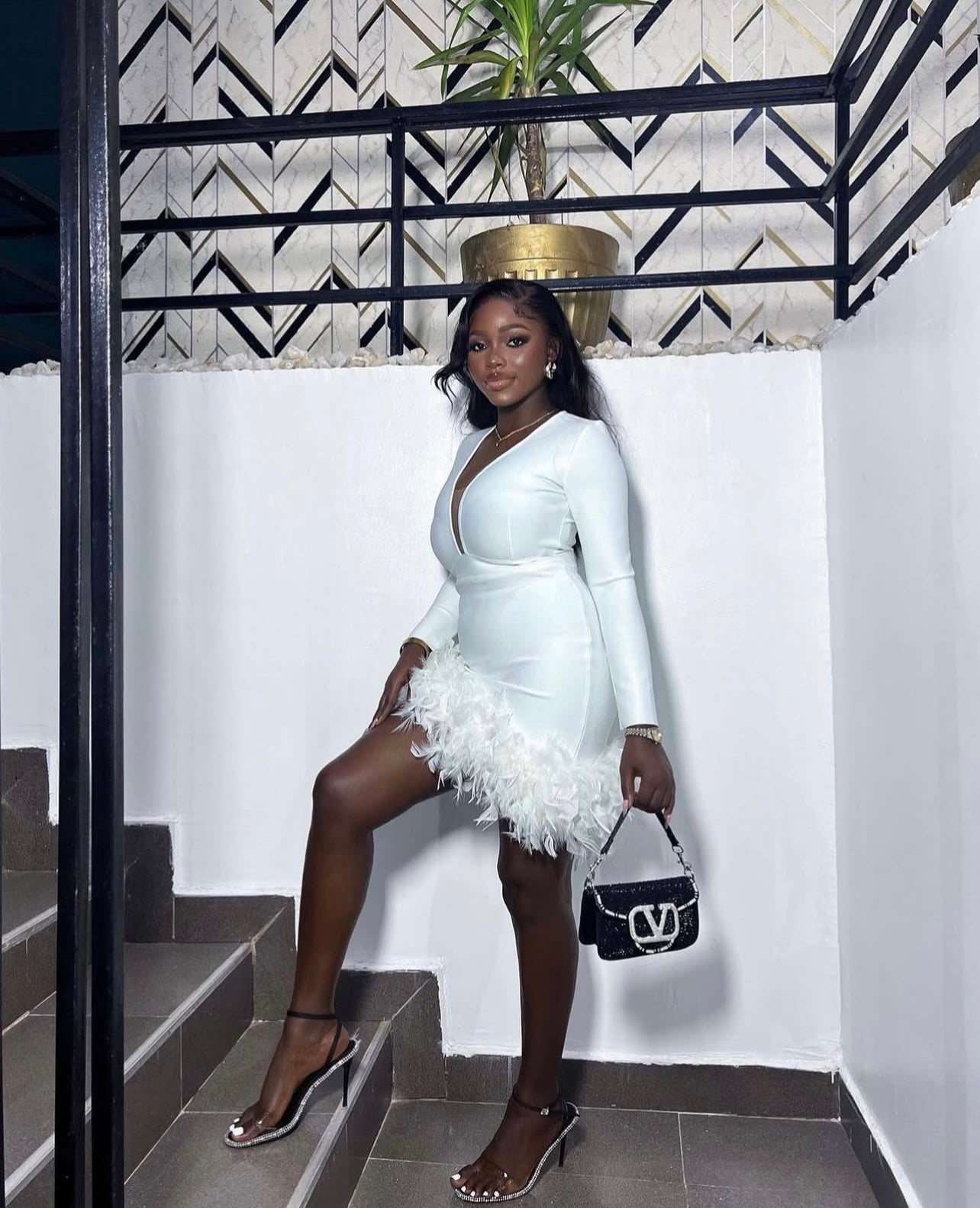 Vestido elegante com penas