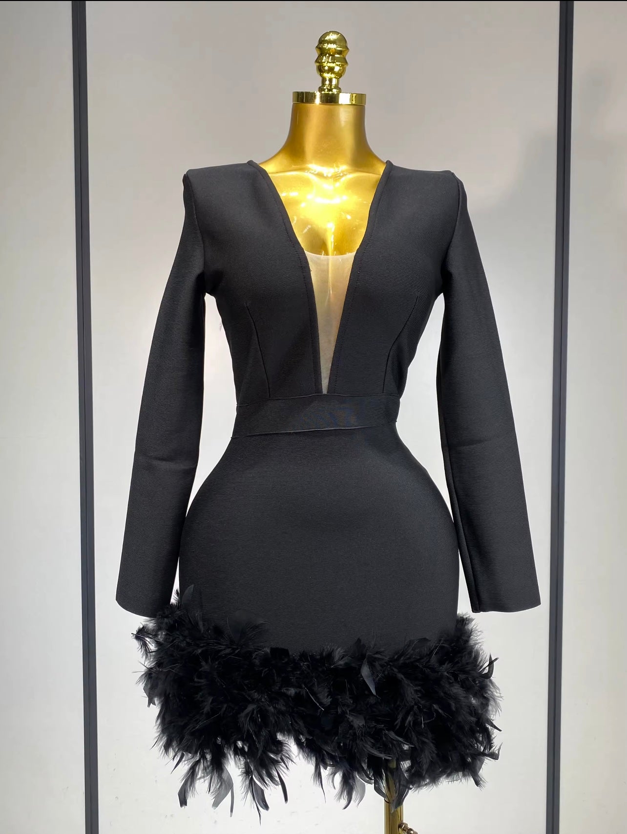 Vestido elegante com penas