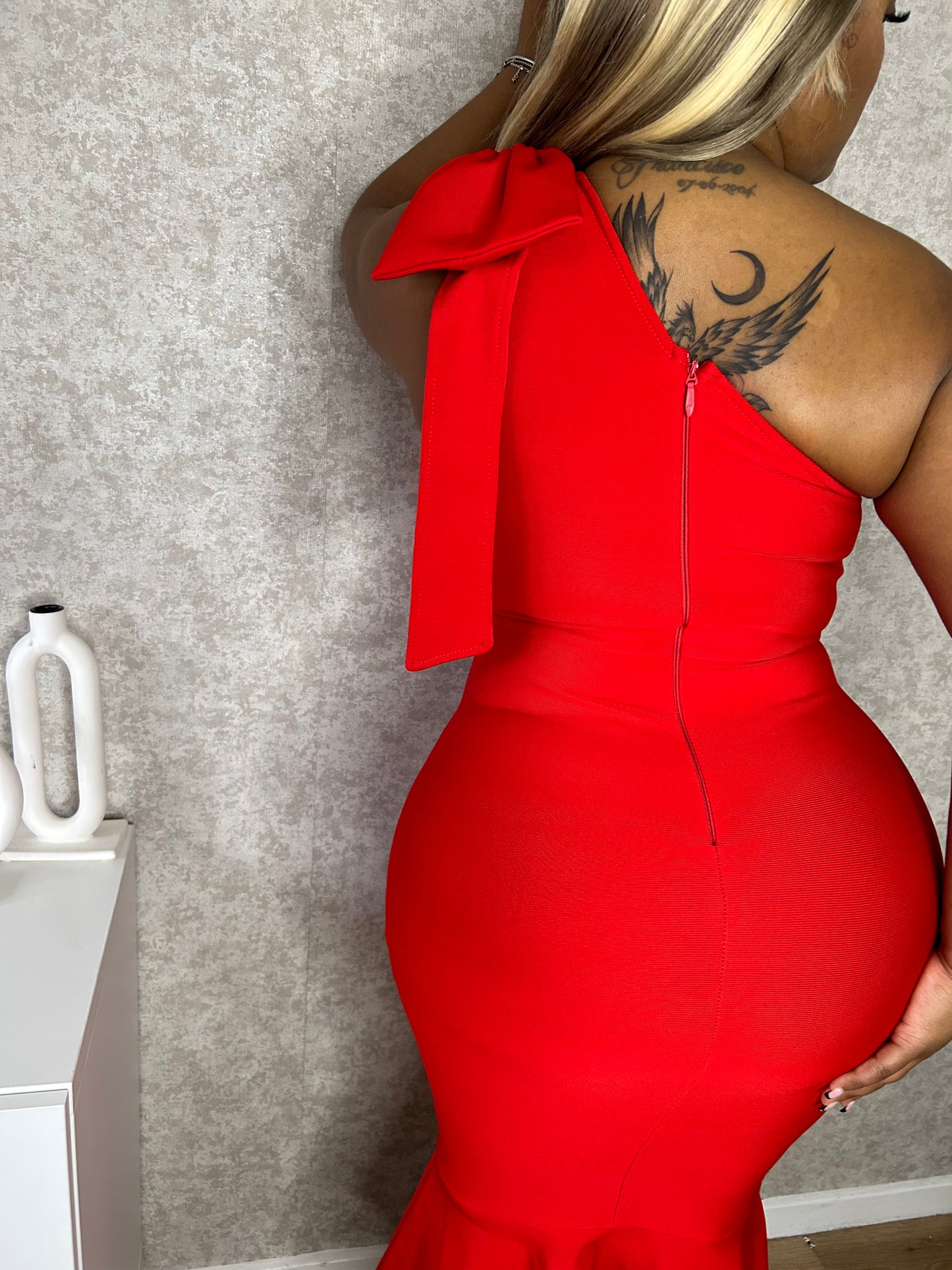 Vestido vermelho com laço no ombro