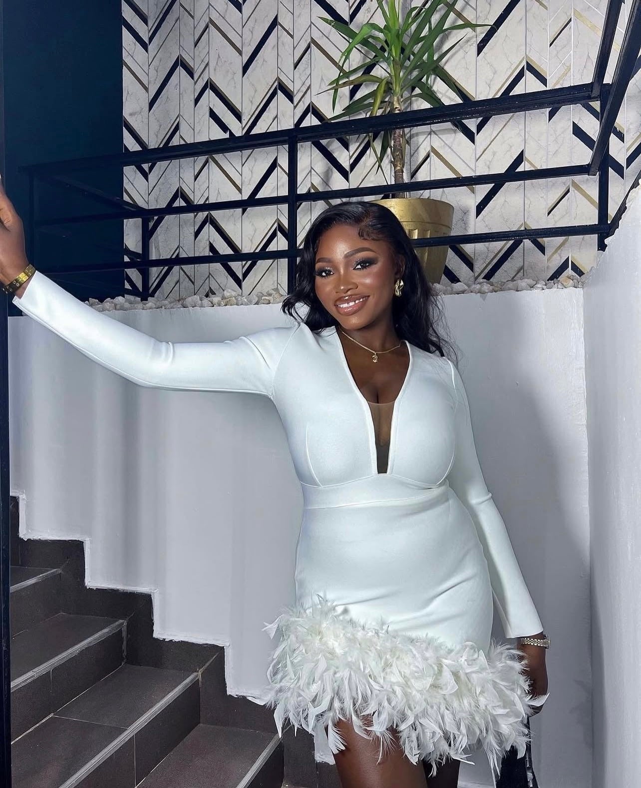Vestido elegante com penas