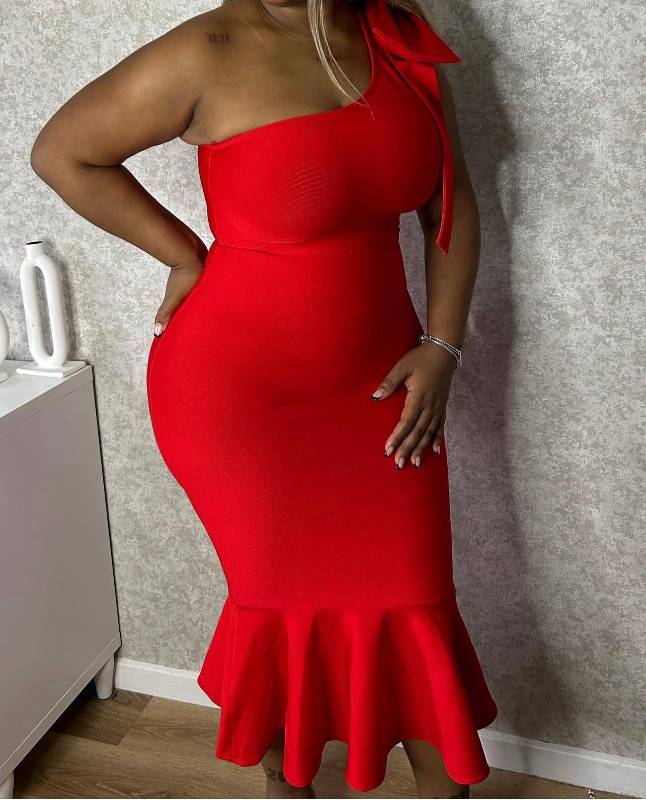 Vestido de ombro com laço