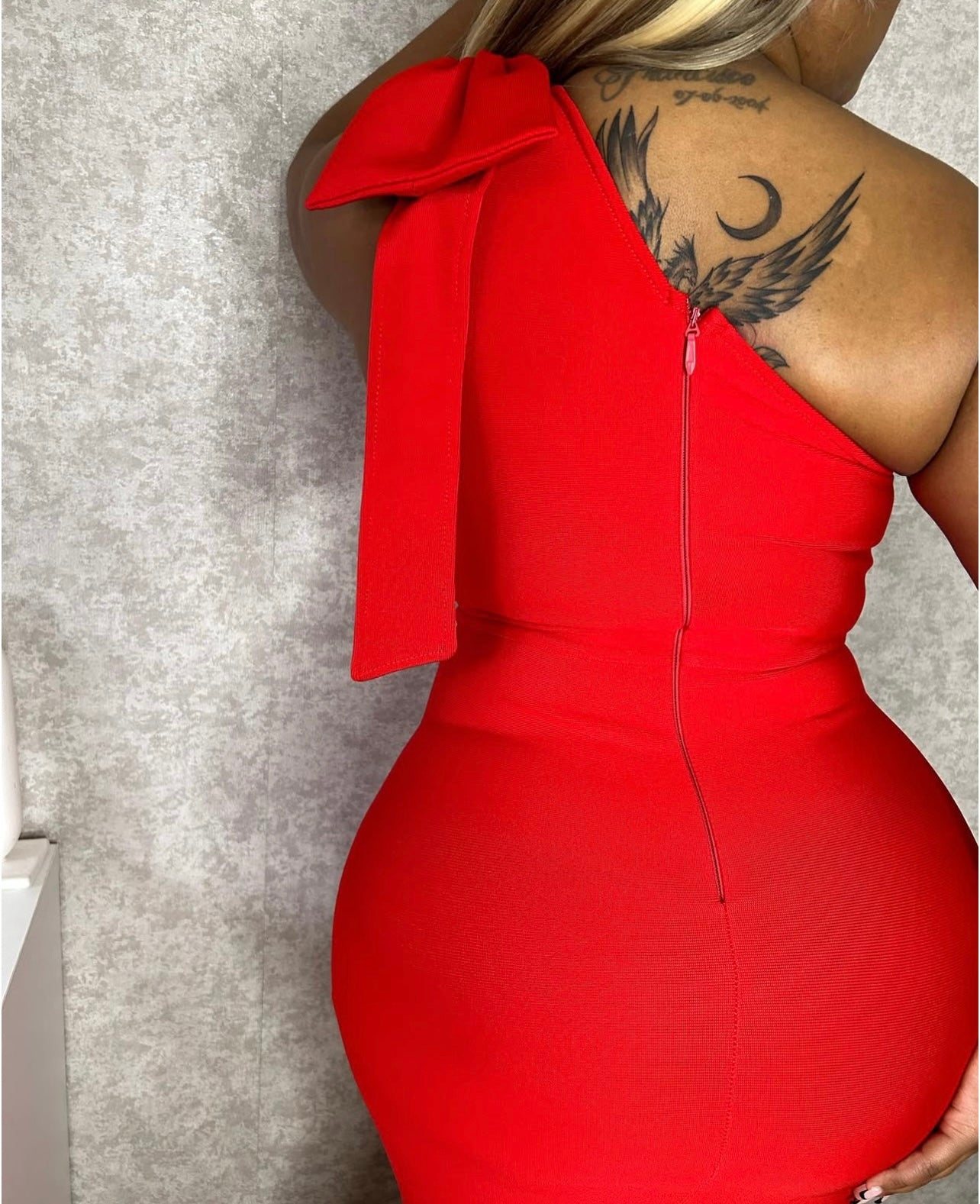 Vestido de ombro com laço